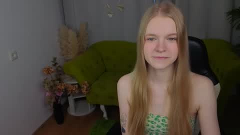 Snapshot of erica_coy_ chatting on December 14, 2025, 8:20 am Erica online show from December 14, 2025, 8:20 am