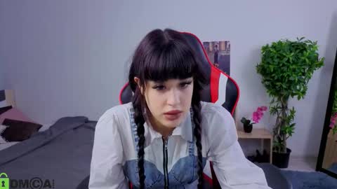 Erika online show from October 4, 2025, 2:37 pm