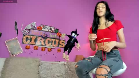 Snapshot of erika1717 chatting on October 31, 2025, 1:23 pm erika1717 online show from October 31, 2025, 1:23 pm