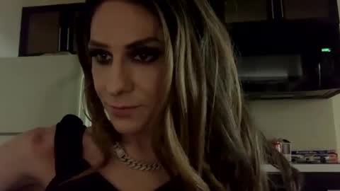 Snapshot of erikal0ve chatting on February 16, 2025, 11:38 am Erika Love online show from February 16, 2025, 11:38 am