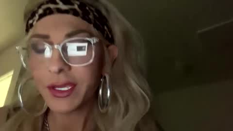 Snapshot of erikal0ve chatting on November 21, 2025, 1:43 pm Erika Love online show from November 21, 2025, 1:43 pm