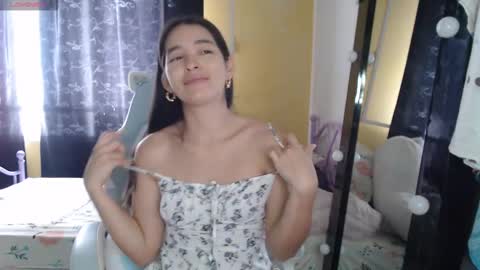 erina_1 online show from October 3, 2025, 4:04 pm