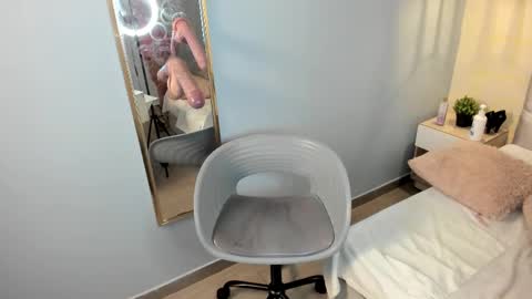 Snapshot of escarleth__ chatting on February 25, 2025, 6:53 pm Escarlet online show from February 25, 2025, 6:53 pm