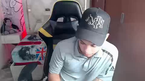 eskayler_ online show from September 9, 2025, 12:59 pm