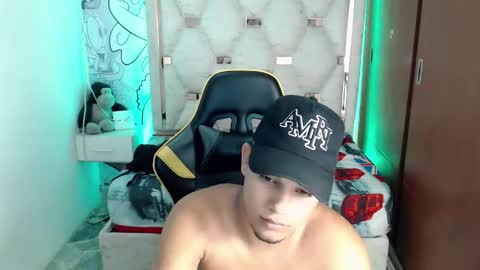 eskayler_ online show from September 17, 2025, 6:53 pm