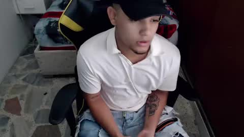 eskayler_ online show from September 19, 2025, 6:52 pm