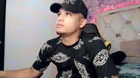 eskayler_ online show from September 23, 2025, 7:28 pm