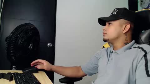 eskayler_ online show from September 24, 2025, 7:17 pm