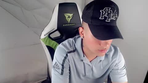 eskayler_ online show from October 7, 2025, 9:23 pm