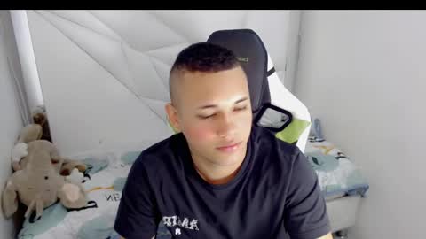 eskayler_ online show from January 6, 2026, 1:48 pm