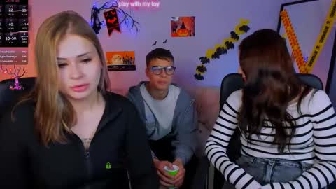 esma_shine online show from October 26, 2025, 8:15 pm