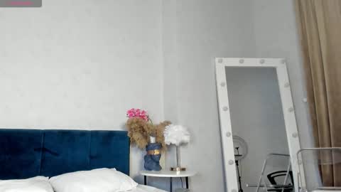 Esme Runn online show from November 9, 2025, 3:27 am