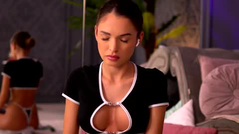 Snapshot of esmeainsley chatting on December 10, 2024, 3:30 am Raluca  online show from December 10, 2024, 3:30 am