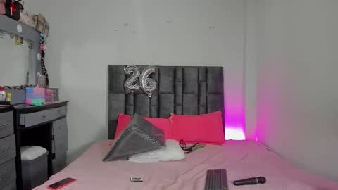 Perla online show from February 19, 2026, 4:52 am