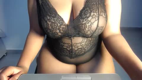 Esme online show from September 19, 2025, 12:17 pm