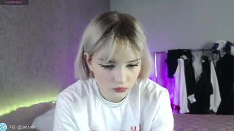 Snapshot of esmevelvet chatting on May 17, 2026, 12:23 pm Esme online show from May 17, 2026, 12:23 pm