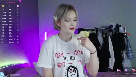 Snapshot of esmevelvet chatting on May 18, 2026, 12:00 pm Esme online show from May 18, 2026, 12:00 pm