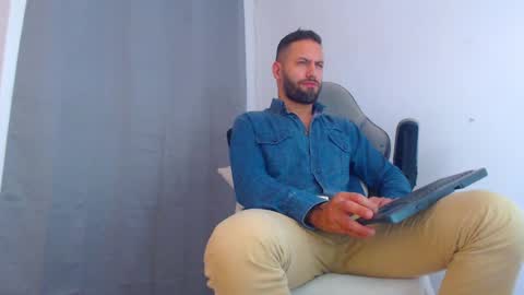 Snapshot of esteban7984068 chatting on December 6, 2024, 12:23 am esteban online show from December 6, 2024, 12:23 am