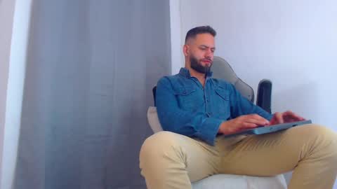 Snapshot of esteban7984068 chatting on December 14, 2024, 12:22 am esteban online show from December 14, 2024, 12:22 am