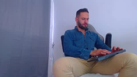 Snapshot of esteban7984068 chatting on December 24, 2024, 7:22 pm esteban online show from December 24, 2024, 7:22 pm