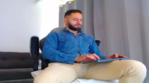 Snapshot of esteban7984068 chatting on December 1, 2025, 1:27 pm esteban online show from December 1, 2025, 1:27 pm