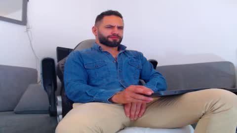 Snapshot of esteban7984068 chatting on December 17, 2025, 4:35 pm esteban online show from December 17, 2025, 4:35 pm