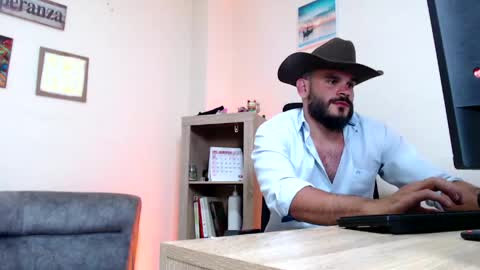 Snapshot of esteban_fer chatting on May 4, 2026, 4:52 am Esteban Fernandez online show from May 4, 2026, 4:52 am