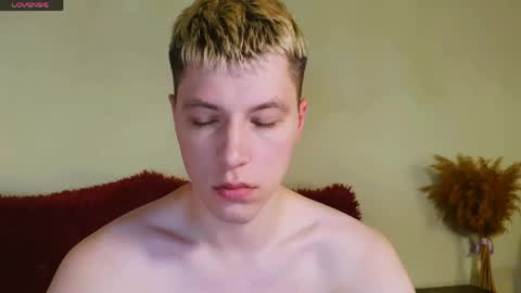 Snapshot of ethan7inches chatting on May 10, 2026, 3:44 am Ethan online show from May 10, 2026, 3:44 am
