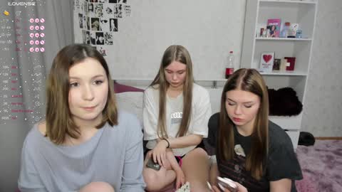 Veronica Tiia Lilith left to right online show from December 1, 2024, 10:43 pm