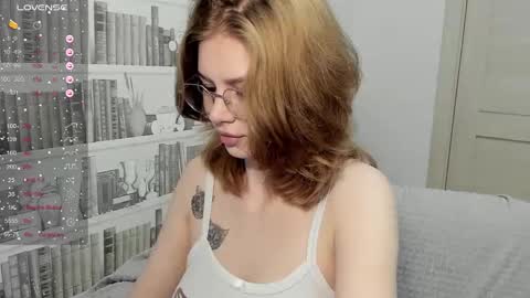 Veronica Tiia Lilith left to right online show from February 20, 2026, 3:23 pm