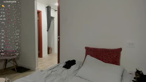 Veronica Tiia Lilith left to right online show from April 3, 2026, 8:18 pm