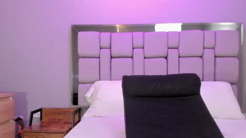 EVA  online show from February 5, 2025, 6:59 pm