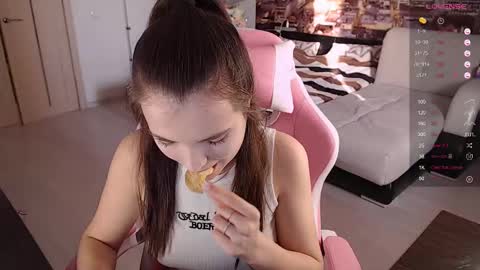 Snapshot of eva_davie chatting on February 20, 2025, 11:31 am Eva online show from February 20, 2025, 11:31 am