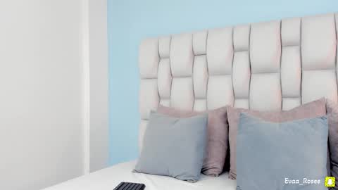 Snapshot of evaa_rose_ chatting on December 13, 2025, 7:53 pm Eva online show from December 13, 2025, 7:53 pm