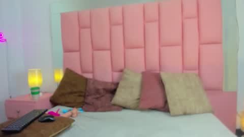 evaa_white online show from December 1, 2025, 12:21 pm