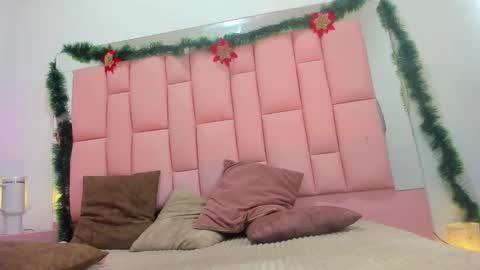 evaa_white online show from December 18, 2025, 12:11 pm