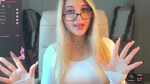 Eva  online show from December 22, 2024, 2:39 am