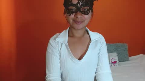 evangelinne_01 online show from December 2, 2025, 2:23 pm