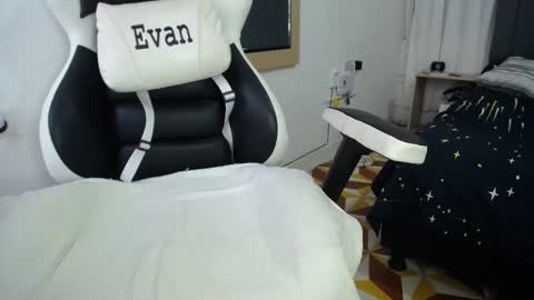 Snapshot of evans_king chatting on December 9, 2024, 11:36 am Evan online show from December 9, 2024, 11:36 am