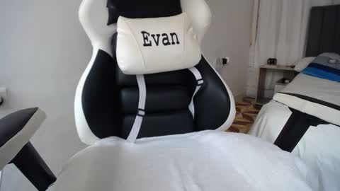 Snapshot of evans_king chatting on January 2, 2025, 5:07 pm Evan online show from January 2, 2025, 5:07 pm