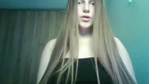 evasapples2026 online show from March 31, 2026, 8:09 pm