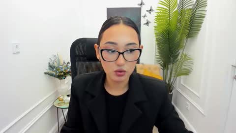 evasarazardje online show from November 19, 2025, 5:07 am