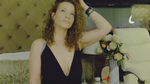 EveHamilton online show from January 25, 2025, 8:21 pm