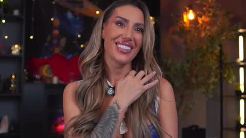 Snapshot of evelyn_evyy chatting on February 22, 2026, 7:01 pm Evelyn online show from February 22, 2026, 7:01 pm