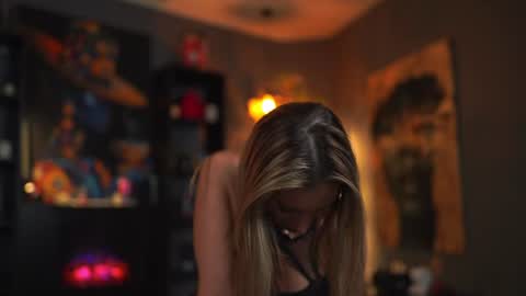 Snapshot of evelyn_evyy chatting on June 21, 2026, 6:32 pm Evelyn online show from June 21, 2026, 6:32 pm