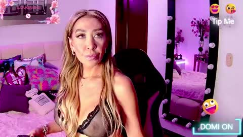 Snapshot of evelynagrey chatting on November 13, 2025, 5:28 am EvelynaGrey online show from November 13, 2025, 5:28 am