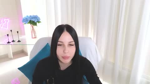 Snapshot of evelynanux chatting on November 17, 2025, 11:05 am Evelyn online show from November 17, 2025, 11:05 am