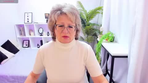 Evelyn online show from November 4, 2025, 5:06 am