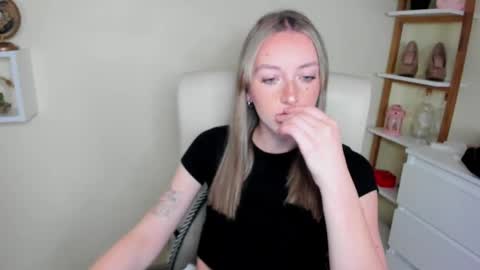 Snapshot of evelynblond chatting on November 28, 2025, 1:47 pm evelynblond online show from November 28, 2025, 1:47 pm