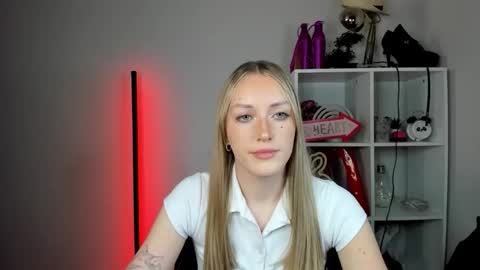 evelynblond online show from May 28, 2026, 1:41 pm